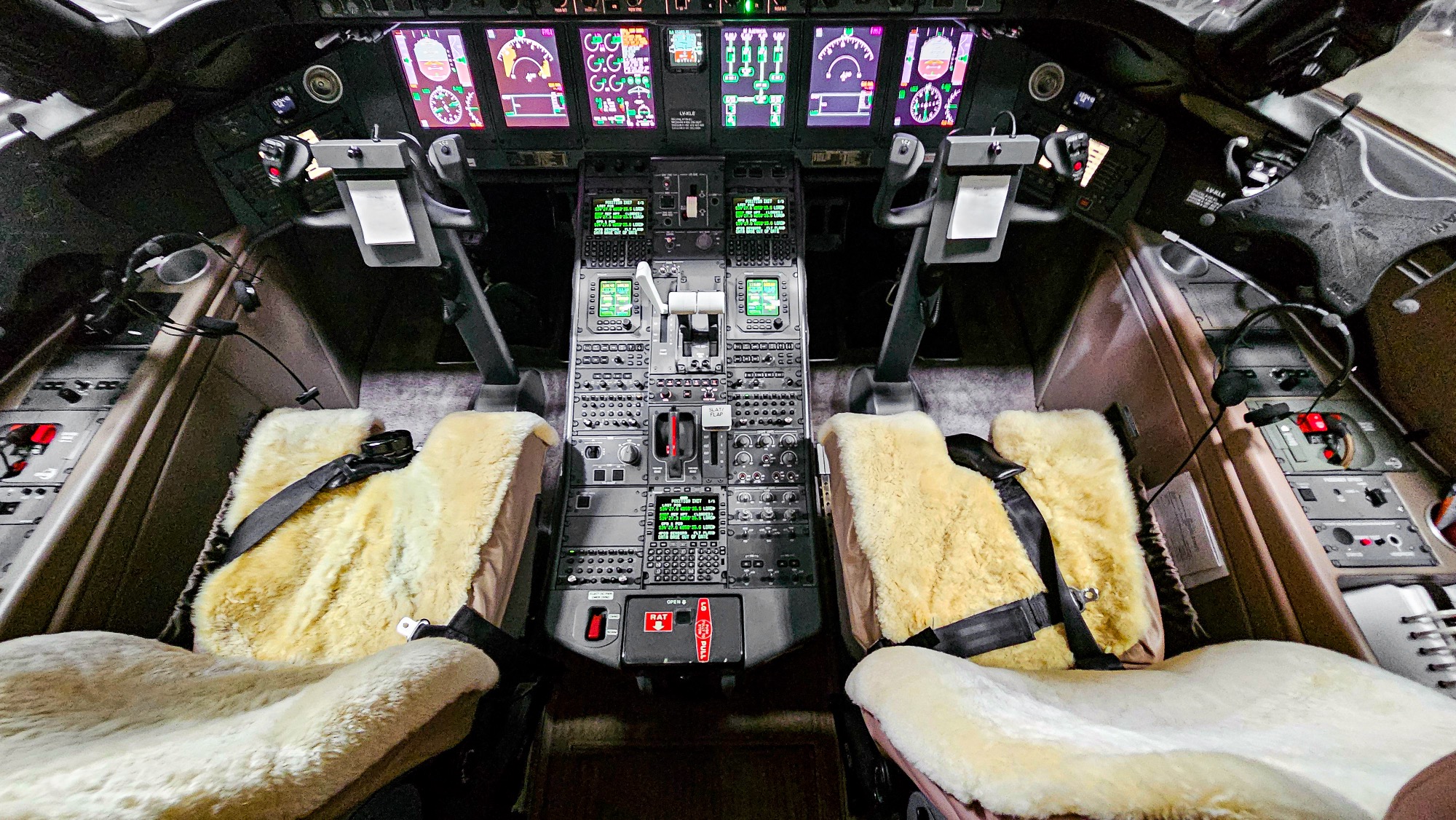 Bombardier Global 5000 13